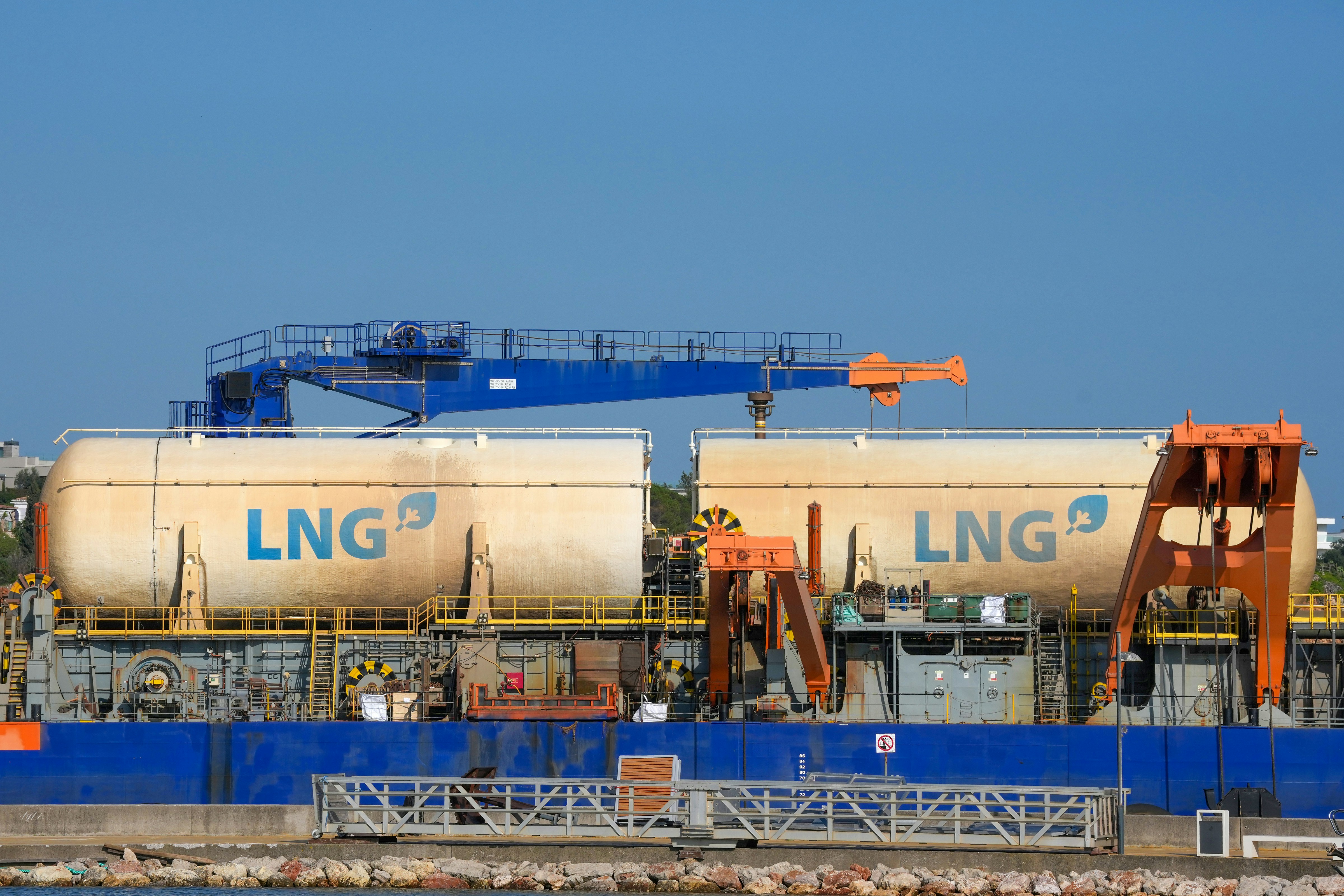 LNG terminal storage tanks